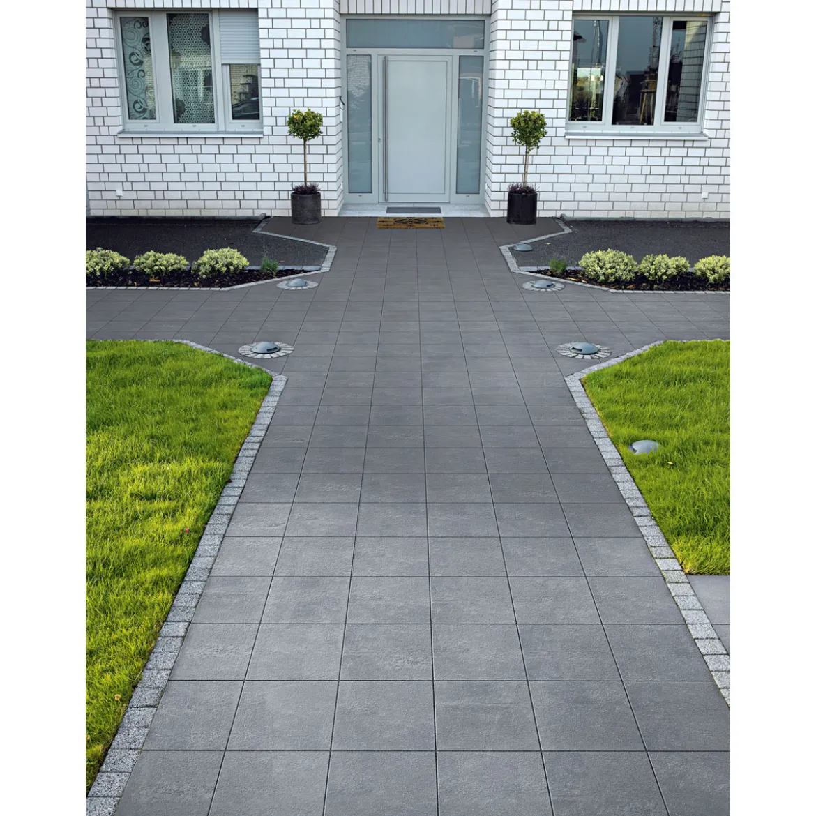 Beton Gehwegplatte Anthrazit 30x30x4 cmmit Fase