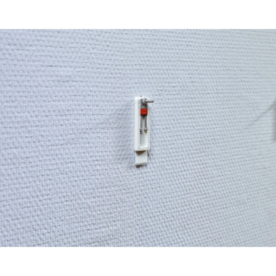 Tesa Klebeschraube für Tapete und Putz verstellbar 2 Stück Traglast 2 x 1 kg